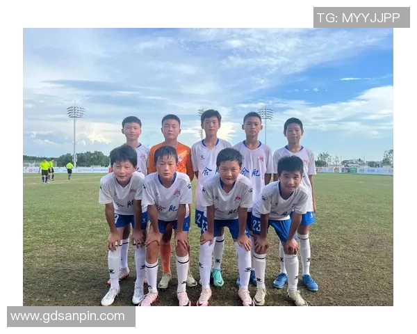 关爱与荣耀并存的足球明星展现人性之美