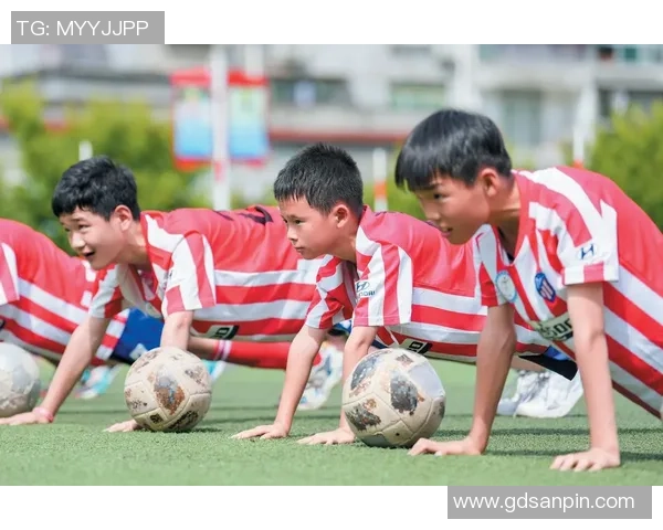 在阳光明媚的操场上，孩子们欢快地进行足球课的热身与训练