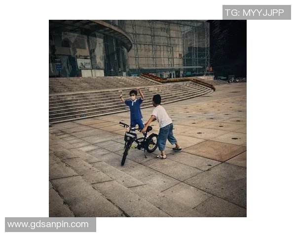 足球小蘑菇的成长之路：从草地到赛场的精彩旅程与梦想追逐