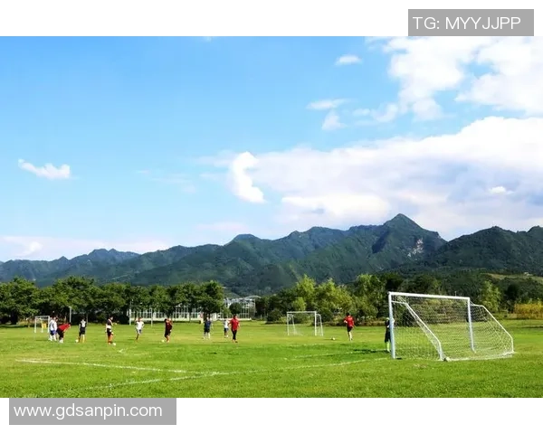 青春与梦想交织的足球少年壁纸展现激情与活力的运动之美 青春与梦想交织的足球少年壁纸展现激情与活力的运动之美